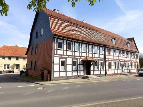 1 Titelbild - Geräumiges Fachwerkhaus - zu drei Seiten freistehend - in Lüthorst