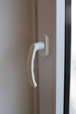 Wohnzimmer - Detail Fenstergriff - Etagenwohnung mit 52,00 m² in Hannover zum Kaufen