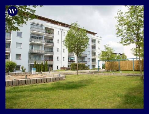 Titel Haus B_Rückansicht mit Spielplatz_51A5104_S1-5 - Renovierte 3-Raum-Wohnung mit Balkon, Tageslichtbad mit Wanne, Parkett, Gäste-WC, Aufzug