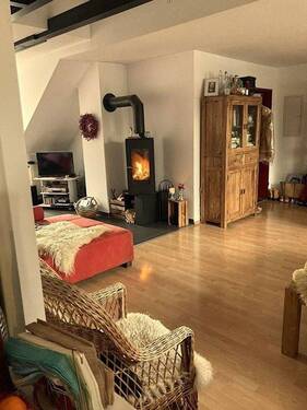 Wohnzimmer mit Kamin - Provisionsfreie Penthousewohnung zu kaufen in 51427 Bergisch Gladbach Refrath