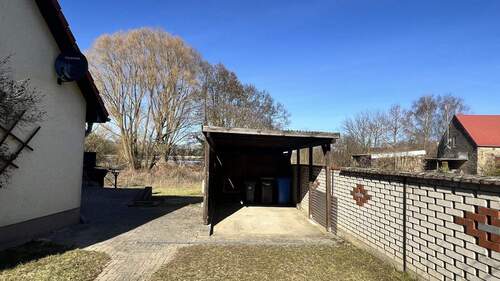 Einfahrt mit Carport - 
