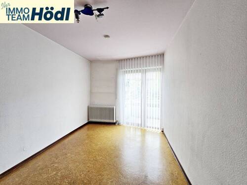 1.Zimmer mit Zugang zum Balkon im OG - 