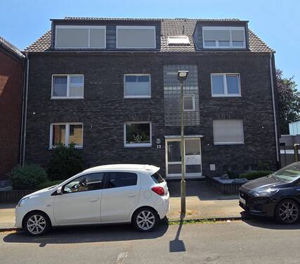 Hausansicht - TOP!!! RENOVIERTE + TOP AUFGETEILTE 2 ZIMMER ERDGESCHOSS WOHNUNG mit BALKON in OBERHAUSEN - KLOSTERHARDT - SÜD!!!