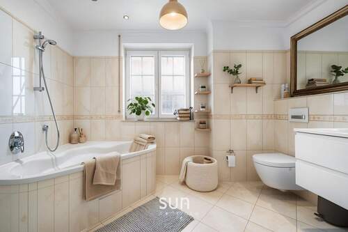 GROßZÜGIGES BADEZIMMER - 