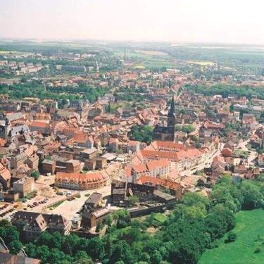 Gesamtansicht des Komplexes - Mit dem Fahrstuhl ins Büro, Altstadtcenter Aschersleben