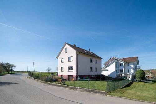 Start - Großzügiges Zweifamilienhaus mit Gartenfreude und Potenzial