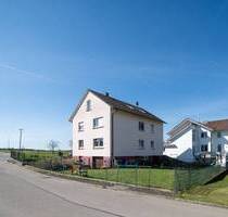 Großzügiges Zweifamilienhaus mit Gartenfreude und Potenzial - Tengen