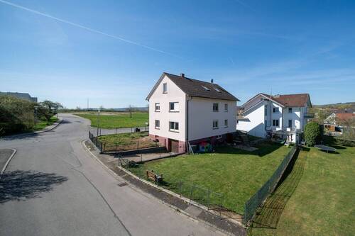 Start 1 - 6 Zimmer Mehrfamilienhaus, Wohnhaus zum Kaufen in Tengen