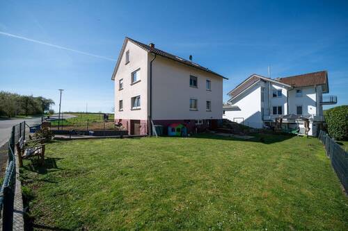 Aussen mit Grundstück - 6 Zimmer Mehrfamilienhaus, Wohnhaus in Tengen