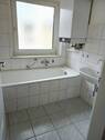 Tageslichtbad mit Badewanne - 