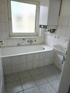 Tageslichtbad mit Badewanne - 