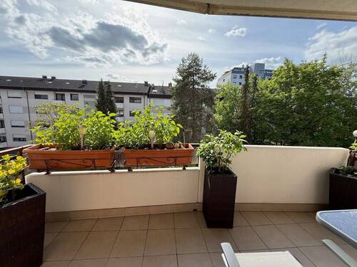 Südbalkon - Einziehen oder investieren: Sonnige 3,5-Zimmer-Wohnung mit Südbalkon & Tiefgaragenstellplatz in Singen