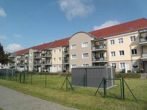 Rückansicht - Geräumige 3-R-Wohnung mit Balkon in Dessau-Süd