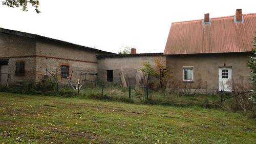 Scheune und renovierungsbedürftiges Haus - 2 Zimmer Einfamilienhaus in Zapel