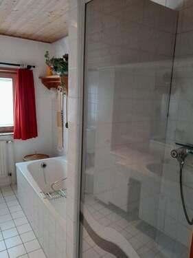 Badewanne und Dusche - 