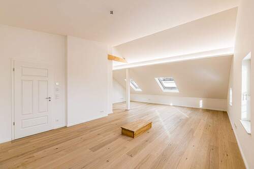 Wohnzimmer - Renovierte 3-Zimmer Dachgeschosswohnung mit Loggia