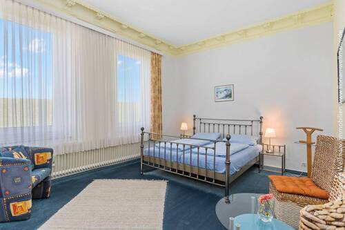 Hochparterre - Mehrfamilienhaus, Wohnhaus mit 296,90 m² in Cuxhaven zum Kaufen