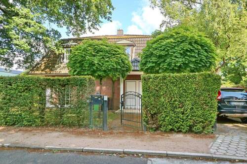 Straßenansicht - Tolles Einfamilienhaus mit Garage in Hamburg-Sasel