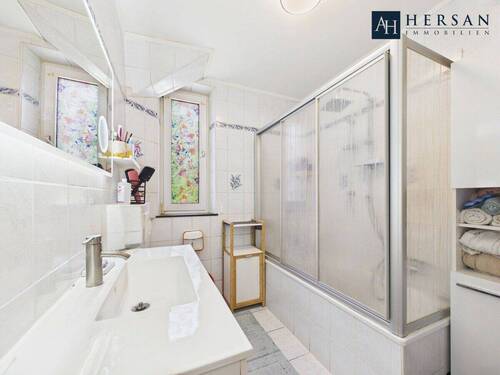 Badezimmer EG - Mehrfamilienhaus, Wohnhaus mit 371,70 m&sup2; in Würselen zum Kaufen