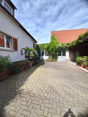 Hofansicht - Wohnhaus mit Gewerbehallen - 620.000,00 EUR Kaufpreis, ca.  106,00 m² Wohnfläche