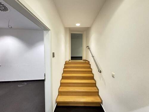 Durchgang zu hinteren Büroraäumen - 