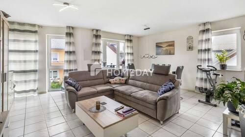 Wohnzimmer 1 - Gepflegte 2,5-Zimmer-Wohnung mit Balkon, Stellplatz und guter Infrastruktur in Niedernberg