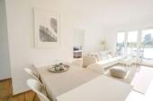 Lichtdurchflutetes Wohnzimmer mit XXL-Balkon - 