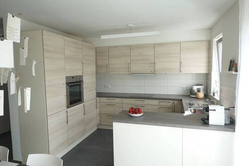 Küche mit moderner Einbauküche - Etagenwohnung mit 100,00 m&sup2; in Küssaberg zur Miete