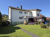 Garten mit Blick aufs Haus - Ein Haus, das Geschichten erzählt und neue möglich macht!