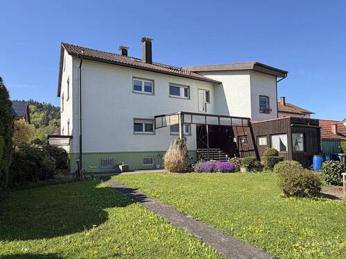 Garten mit Blick aufs Haus - Ein Haus, das Geschichten erzählt und neue möglich macht!