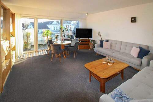 lichtdurchflutetes Wohnzimmer - 3 Zimmer Etagenwohnung zum Kaufen in Schleswig