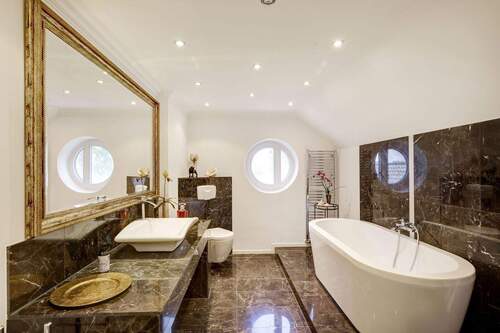 Bad im OG - Traumhaus mit großem Garten und separater Einliegerwohnung