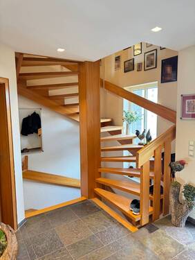 Treppe zu. OG u. UG - Einfamilienhaus mit 350,00 m² in Worms / Horchheim zum Kaufen