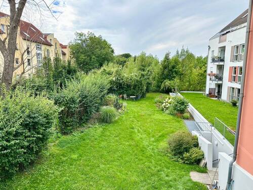 Blick von der Terrasse in den hauseigenen Garten - 