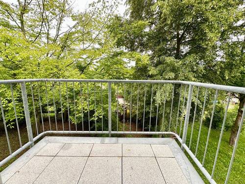 großer Balkon an der Wohnung mit Blick ins Grüne - 
