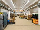 In einer Gewerbehalle (2) - 