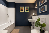 Modernes Badezimmer mit navy Akzentwand - 