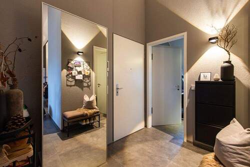 Flur 1_Wohnungstüre - 