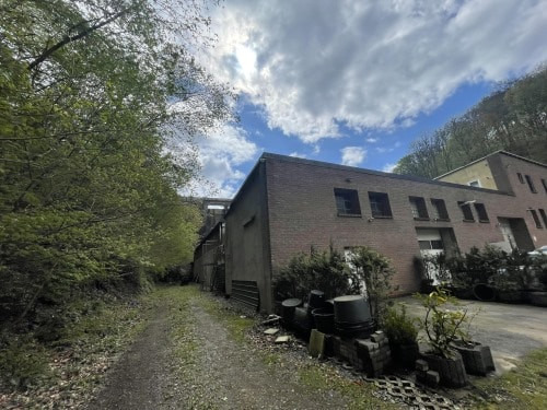 Gewerbehalle Ansicht links vom Hof - Halle zum Kaufen in Altena