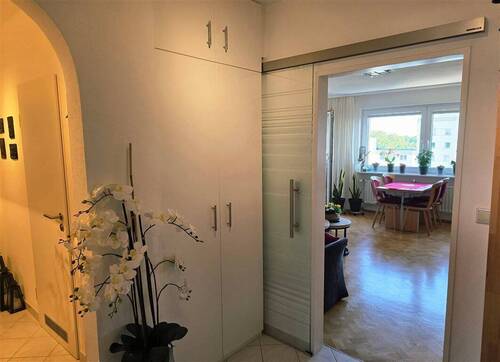 Flur Richtung Wohnzimmer - Moderne Etagenwohnung mit Balkon & guter Anbindung