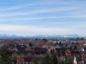 Aussicht Balkon - Weitblick bis zu den Alpen: Helle 3-Zimmer-Wohnung mit windgeschützter Loggia und Tiefgarage
