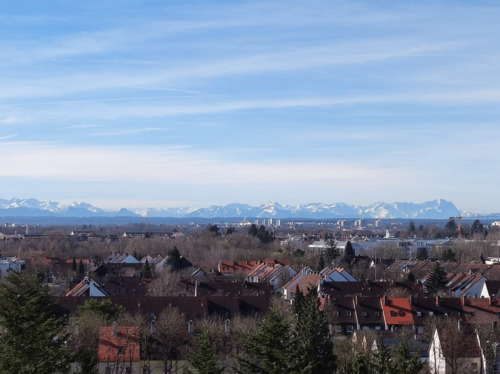 Aussicht Balkon - Weitblick bis zu den Alpen: Helle 3-Zimmer-Wohnung mit windgeschützter Loggia und Tiefgarage