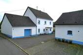 Goennersdorf 7-1.JPG - Ruhig gelegenes ehemaliges Eifelbauernhaus mit Nebengebäude, Garagen, Stall und überdachter Terrasse auf einem 3.188 m² großen Grundstück