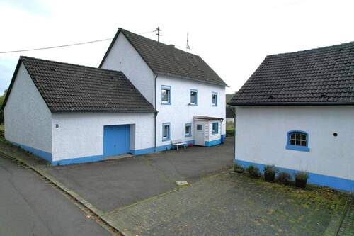 Goennersdorf 7-1.JPG - Ruhig gelegenes ehemaliges Eifelbauernhaus mit Nebengebäude, Garagen, Stall und überdachter Terrasse auf einem 3.188 m² großen Grundstück