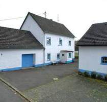 Ruhig gelegenes ehemaliges Eifelbauernhaus mit Nebengebäude, Garagen, Stall und überdachter Terrasse auf einem 3.188 m² großen Grundstück - Gönnersdorf