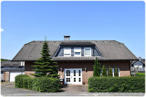 Bild1 - Charmanter Bungalow mit Einliegerwohnung und Doppelgarage in familienfreundlicher Lage von Medebach!