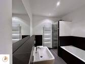 Bad mit Wanne & Dusche - 