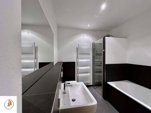 Bad mit Wanne & Dusche - 