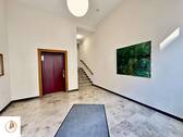 Eingangsbereich mit Fahrstuhl - 