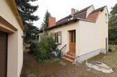 Rückfront Toreinfahrt Garage - 3 Zimmer Einfamilienhaus in Britz